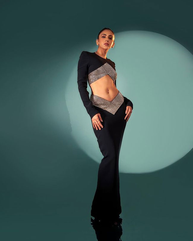 Staggering Poses of Rakul Preet In Black Outfit